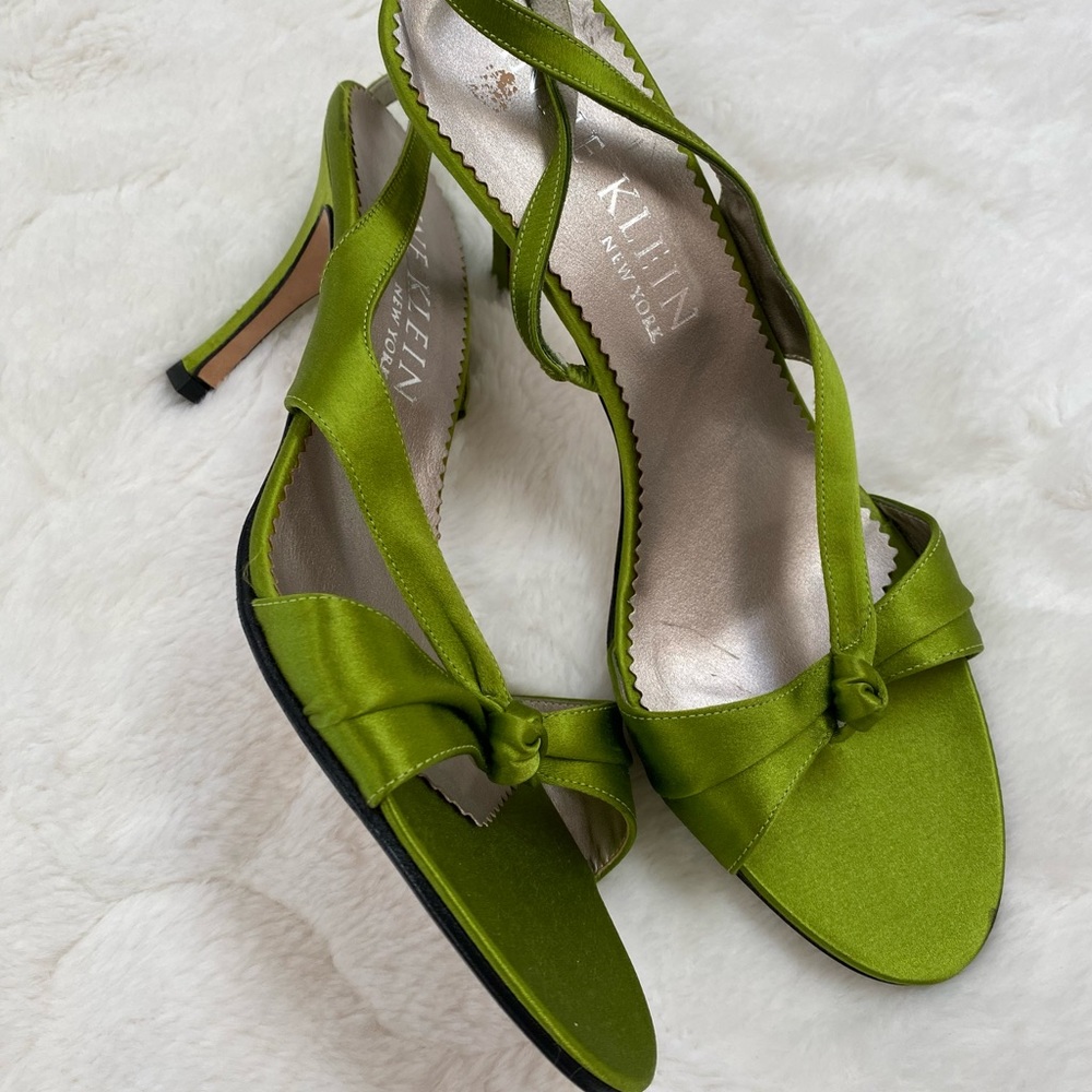 Gorgeous Green Satin Vintage Anne Klein Heels💚